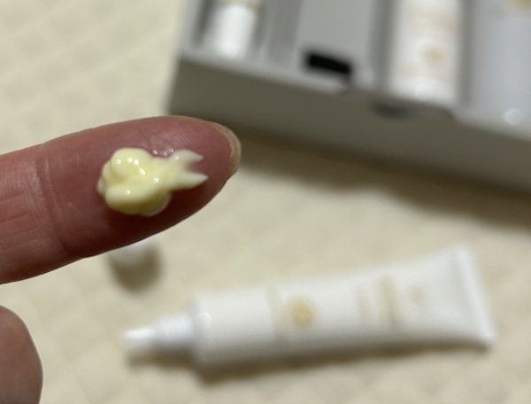 レチノールクリームのテクスチャ